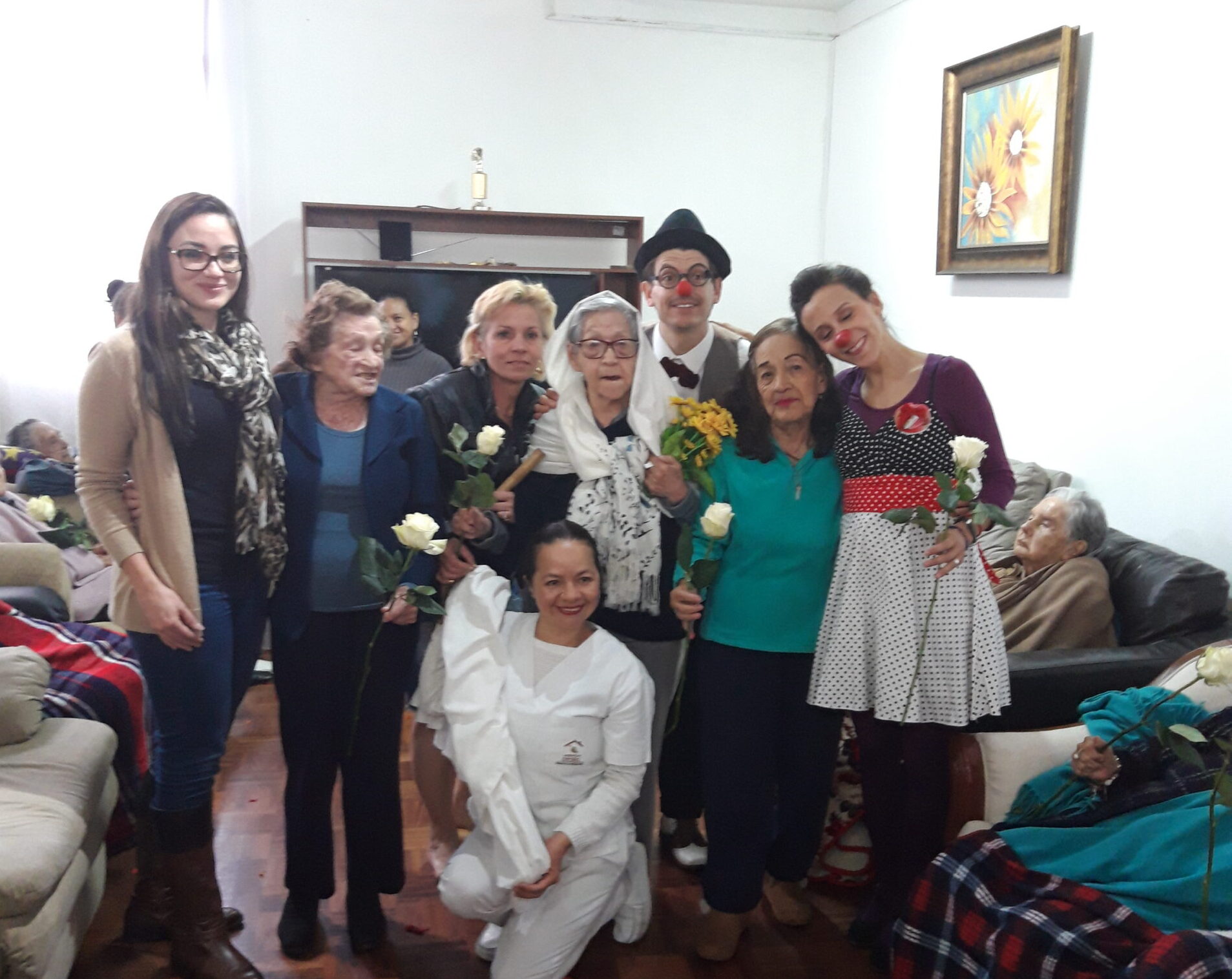 Momento de convivencia entre residentes, equipo y familiares en La Estancia de Otoño, residencia geriátrica en Quito